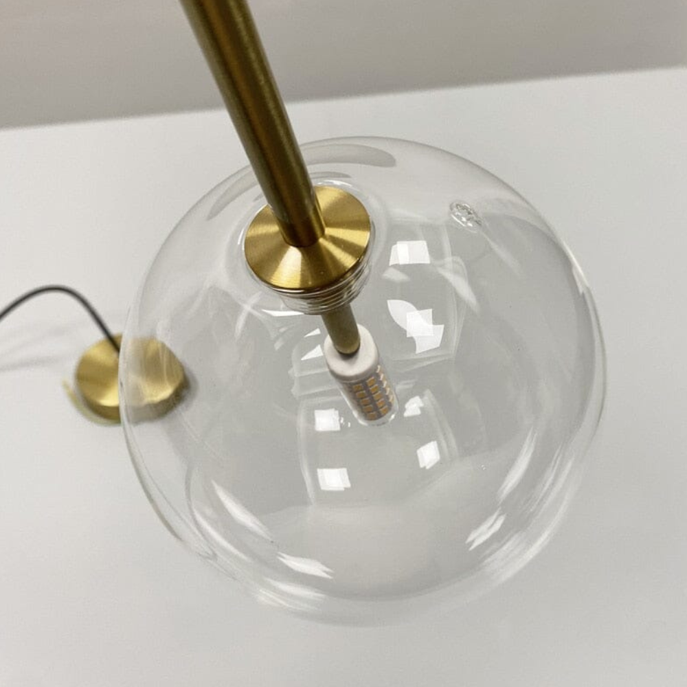 Klarer Glas-Kugelpendelleuchte mit Goldstab – Modern Skandinavisch
