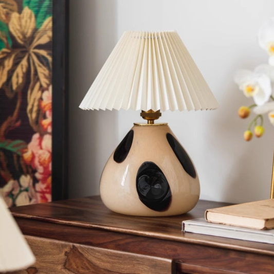 Tischlampe mit plissiertem Stoffschirm – Mid-Century-Modern-Keramik