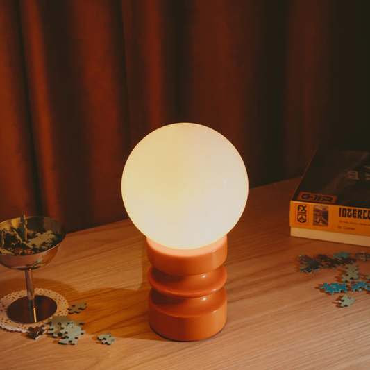 Tischlampe mit mattiertem Glas-Kugelschirm – Modernes Mid-Century-Retro-Design