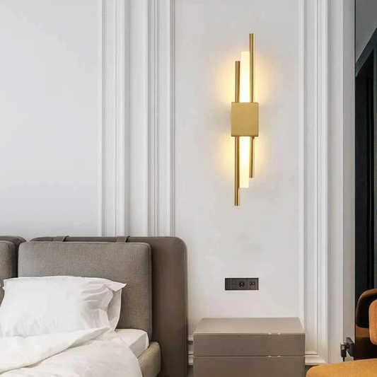 Art Deco Vertikale Wandlampe mit Parallelen Stäben – Moderner Stil