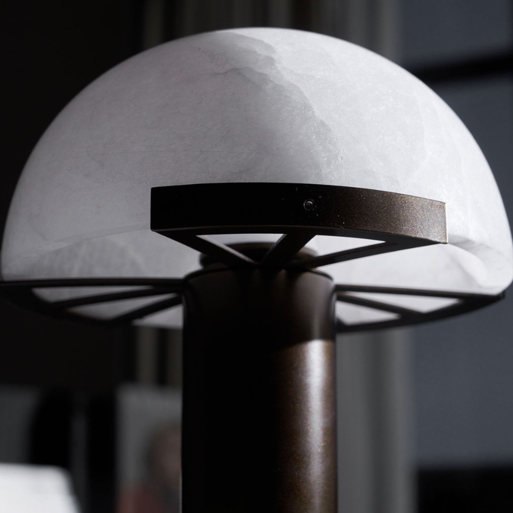 Glas- und Alabaster-Kuppeltischlampe mit Metallfuß – Mid-Century-Modern