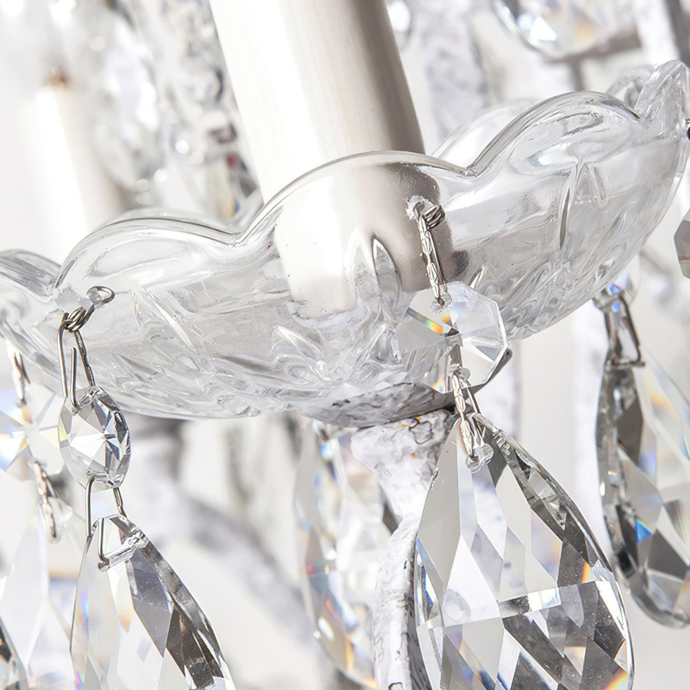 Dimmbare Stehlampe mit kunstvollem Eisenornament und facettierten Kristallsträngen