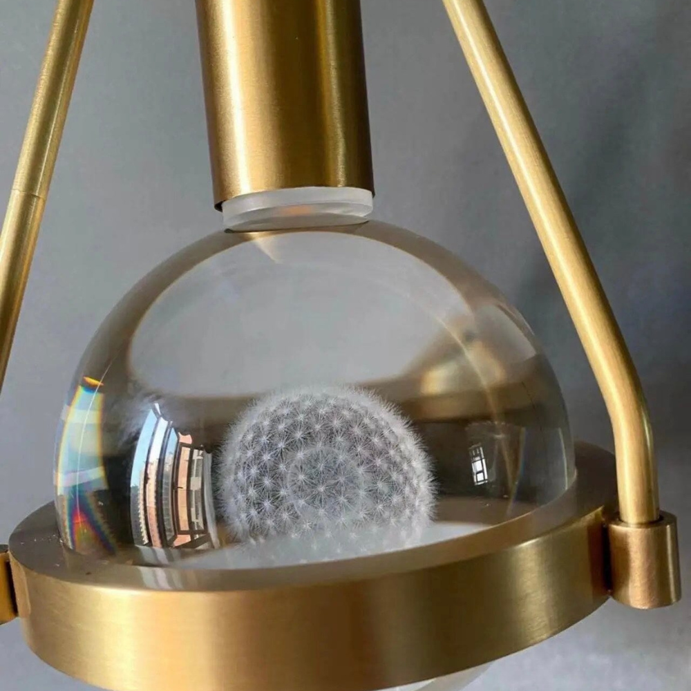 Löwenzahn-Glaskugel-Hängeleuchte mit dreieckigem Messingrahmen