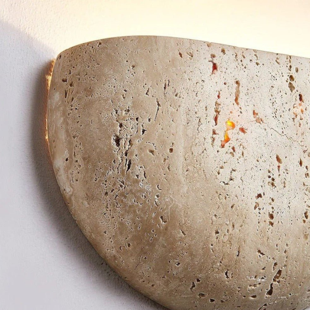 Natürliche Travertin-Stein-Wandleuchte – Japandi Halbmond mit Licht in zwei Richtungen