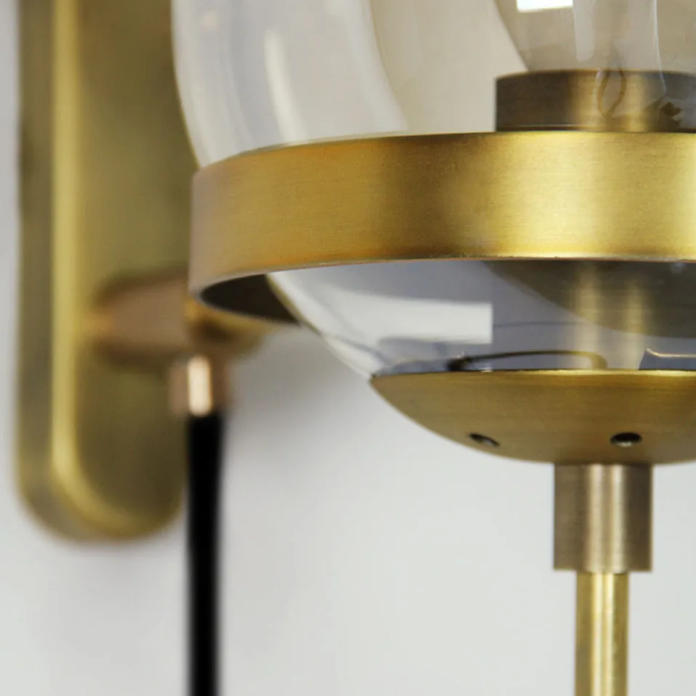 Mid-Century Glas-Kugel-Wandleuchte – Industrielle Kugel-Lampe mit gebogenem Kabel