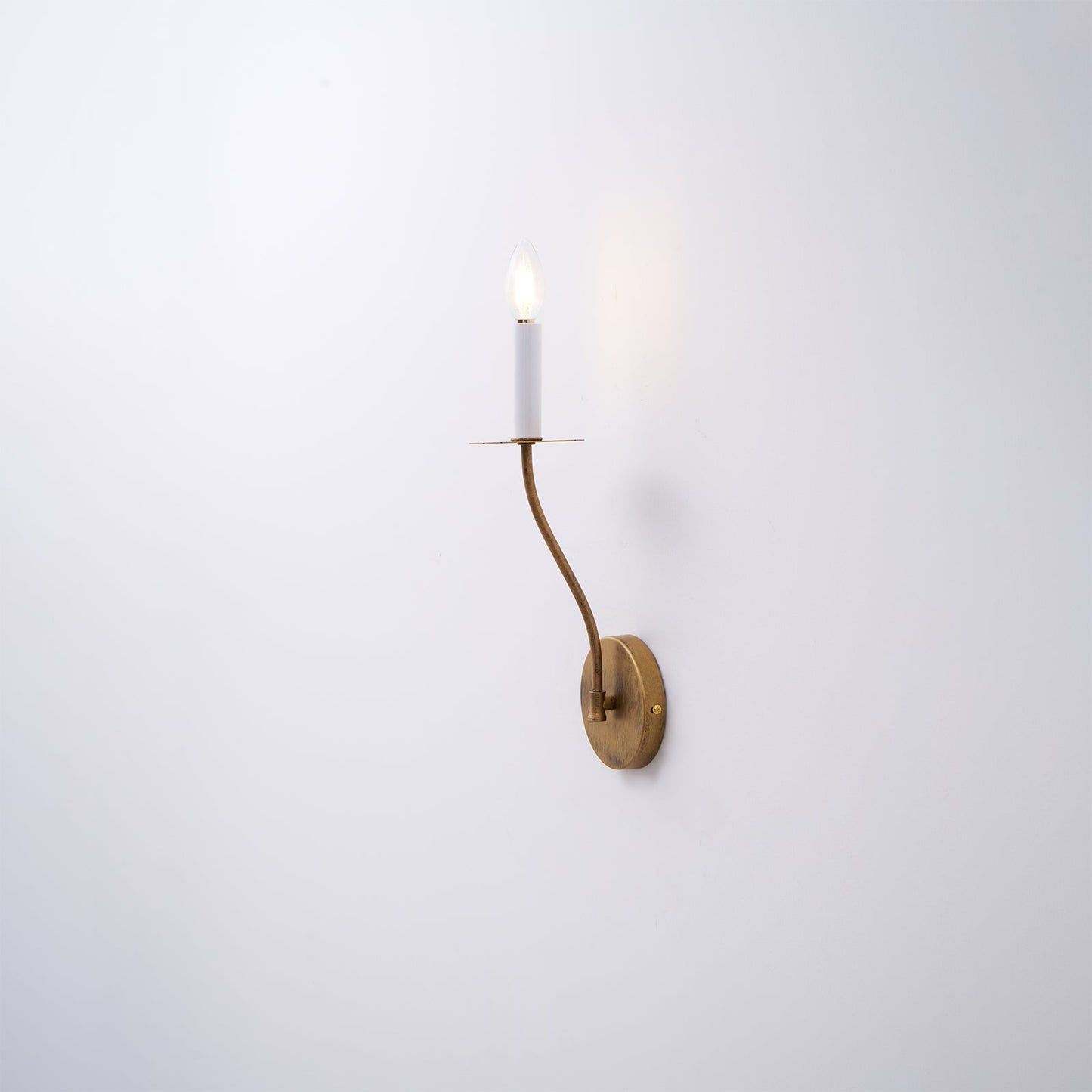 Kegelförmige Messing-Wandlampe