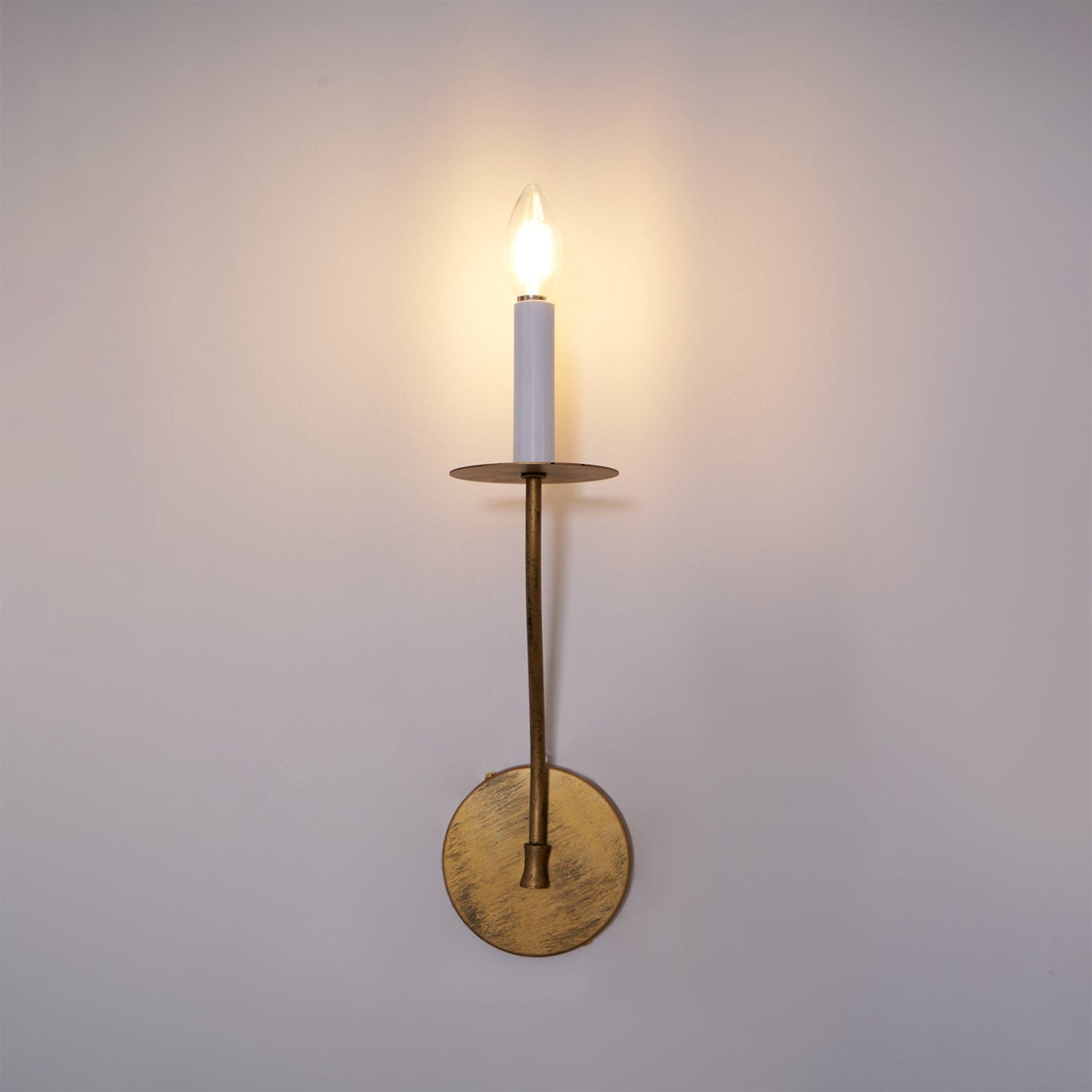 Kegelförmige Messing-Wandlampe