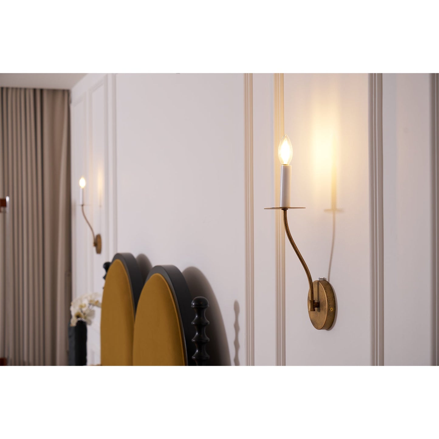 Kegelförmige Messing-Wandlampe