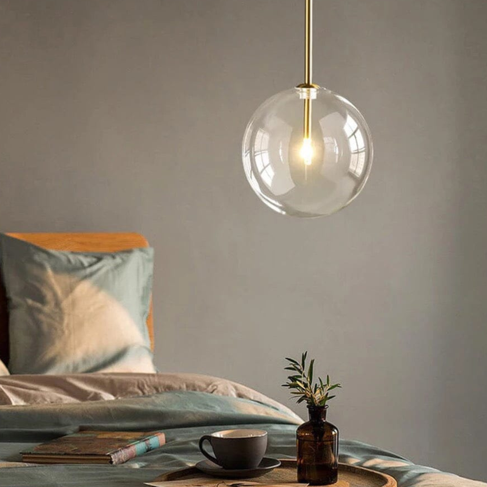 Klarer Glas-Kugelpendelleuchte mit Goldstab – Modern Skandinavisch