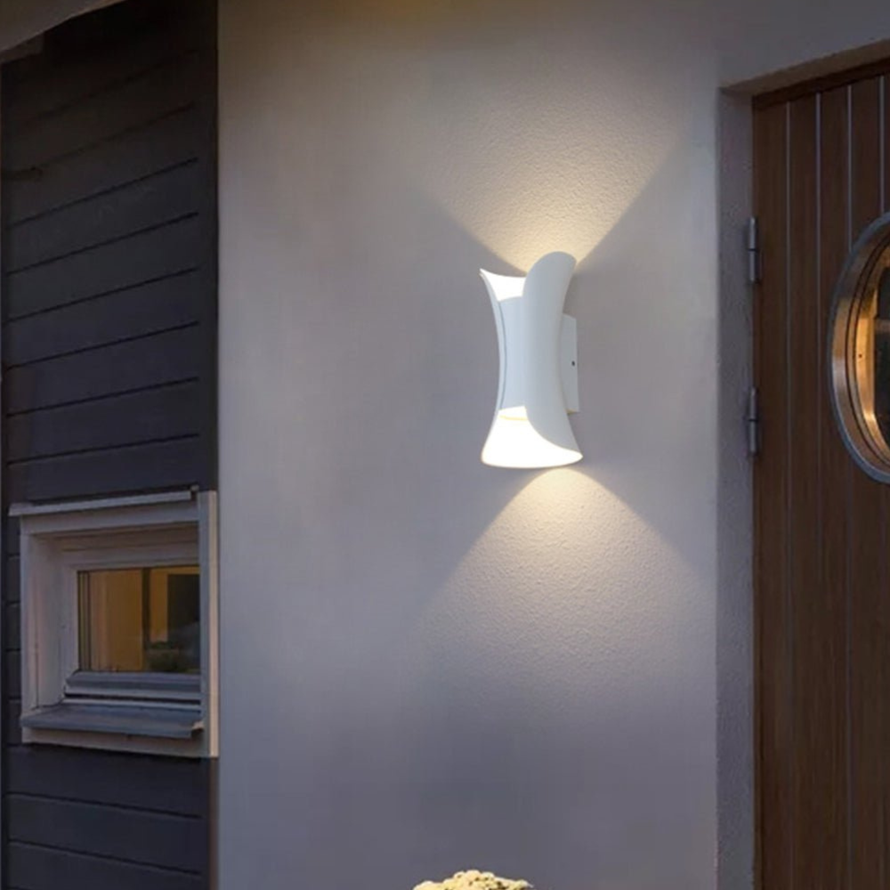 Veranda-Leuchte mit rostbeständigem Aluminium und kontrastierendem Innenraum – moderne Außenmontage