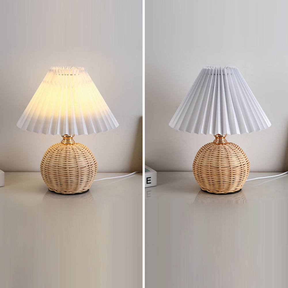 Moderne Tischlampe mit plissiertem Schirm – Nachttischlampe aus natürlichem Rattangeflecht