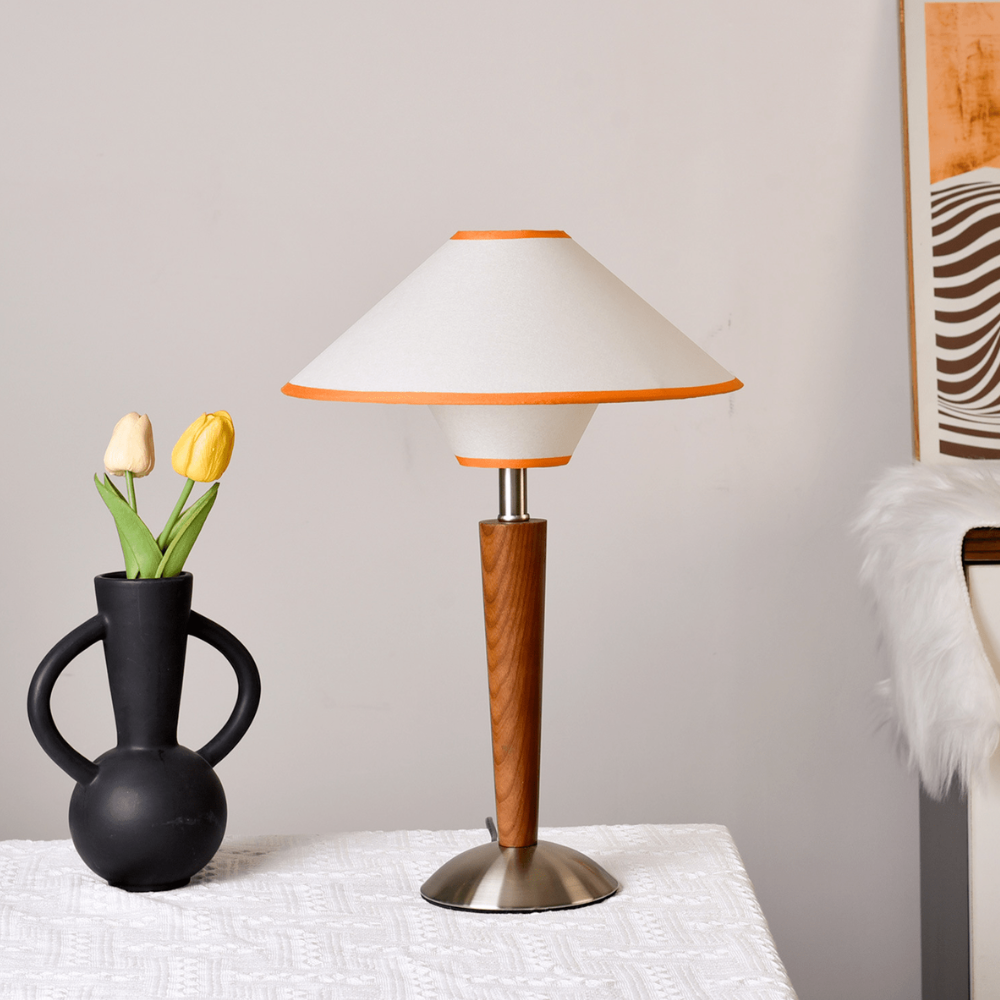 Lampe de table moderne à pied effilé du milieu du siècle avec abat-jour en tissu évasé