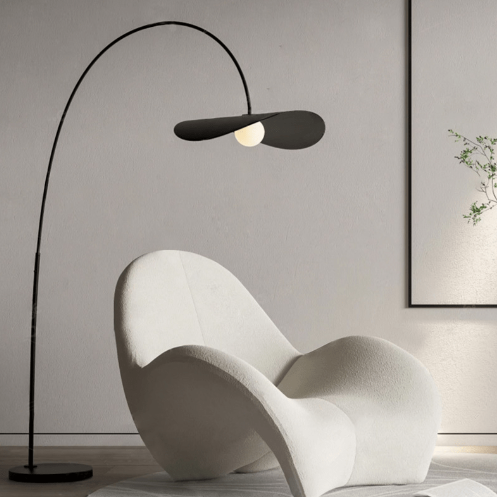 Bogen-Stehlampe mit welligem Blütenschirm und Eisenrahmen – Wabi-Sabi-Stil