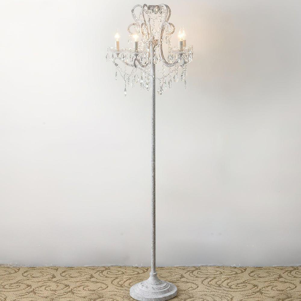 Dimmbare Stehlampe mit kunstvollem Eisenornament und facettierten Kristallsträngen