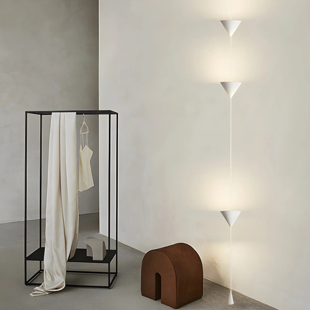 Lampadaire réglable avec câble du sol au plafond et cônes géométriques - Hautement moderne