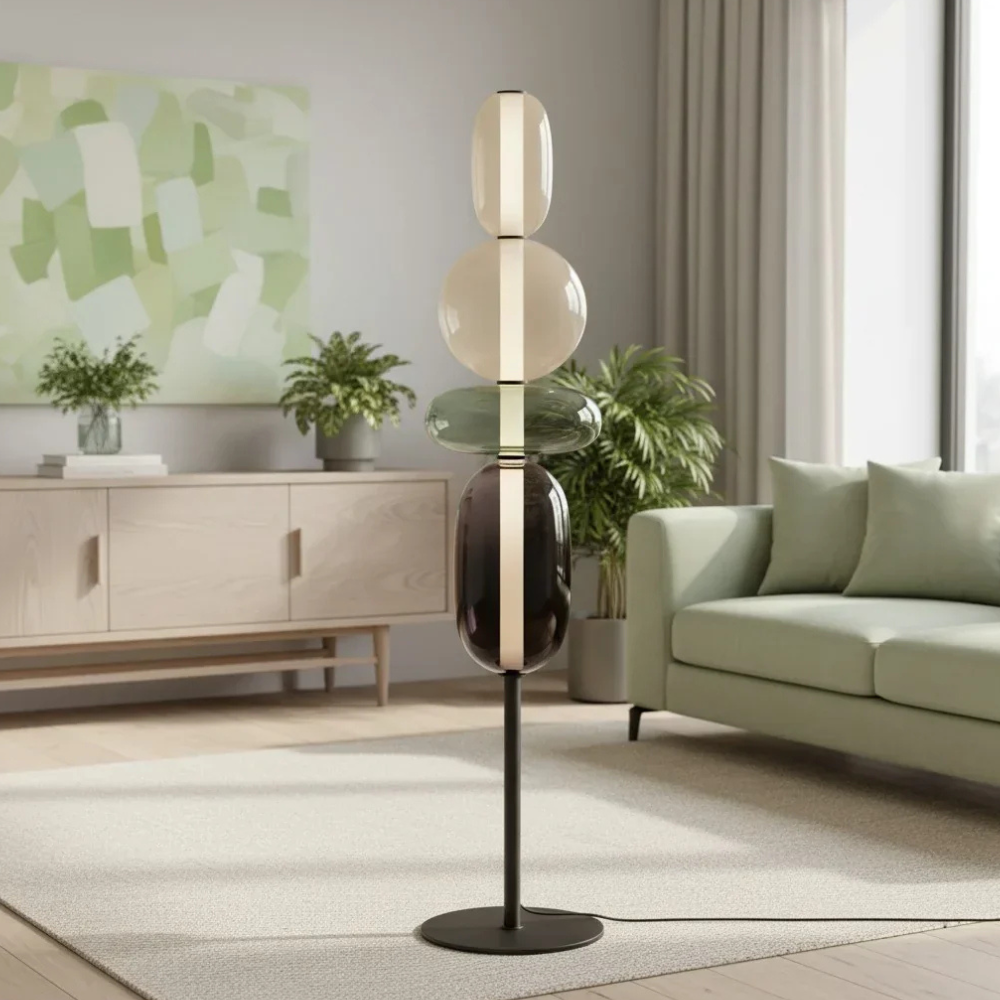 Moderne LED-Stehlampe mit gestapelten mundgeblasenen Glassteinchen und schlankem Metallstab