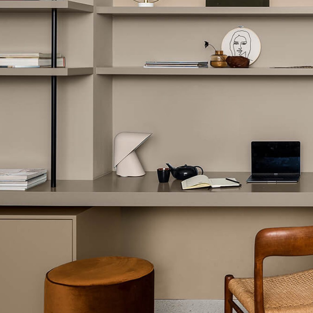 Metallschild-Tischlampe mit mattem Harzfuß – Nordische Schreibtischbeleuchtung