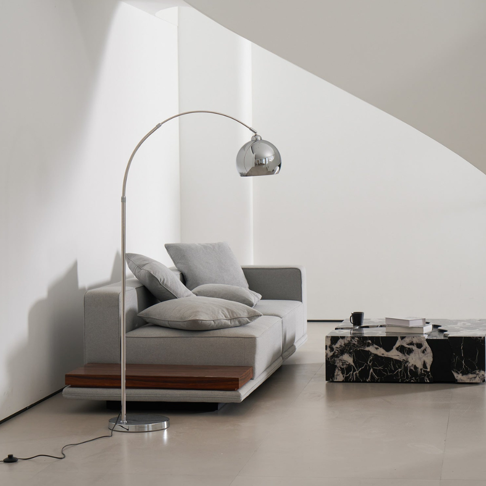 Bogen-Stehlampe mit kugelförmigem Metallschirm und Edelstahlgestell