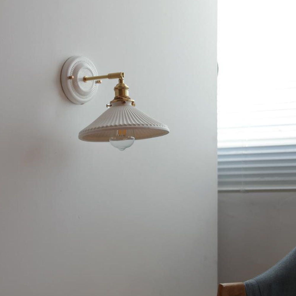 Moderne handgefertigte Keramik-Wandlampe – Japanischer Messing-Wandstrahler
