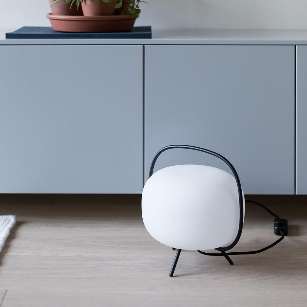 Moderne japanische Tischlaterne – Minimalistische mattierte Glas-Stimmungsleuchte