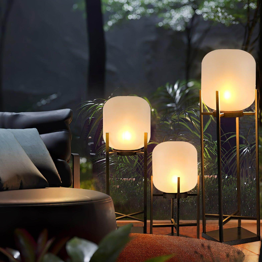 Lampadaire avec base résistante aux intempéries intégrant LED et gradation à distance