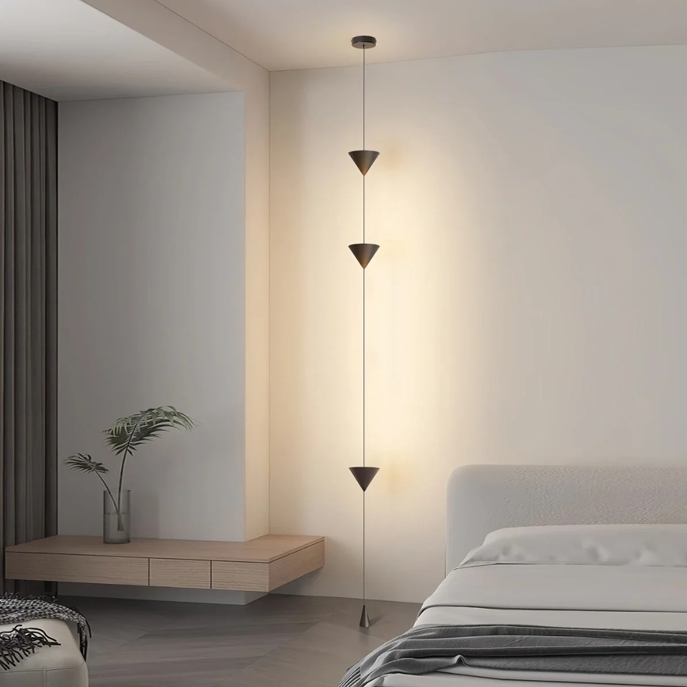 Lampadaire réglable avec câble du sol au plafond et cônes géométriques - Hautement moderne