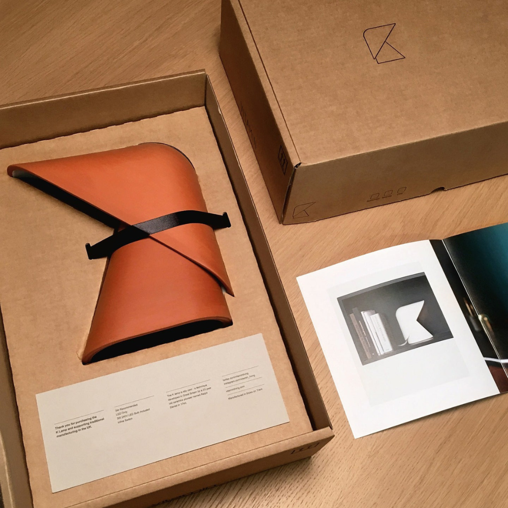 Metallschild-Tischlampe mit mattem Harzfuß – Nordische Schreibtischbeleuchtung