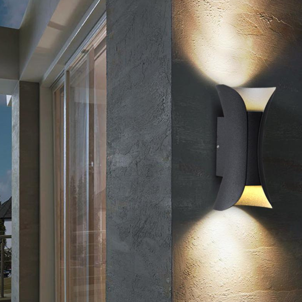 Veranda-Leuchte mit rostbeständigem Aluminium und kontrastierendem Innenraum – moderne Außenmontage