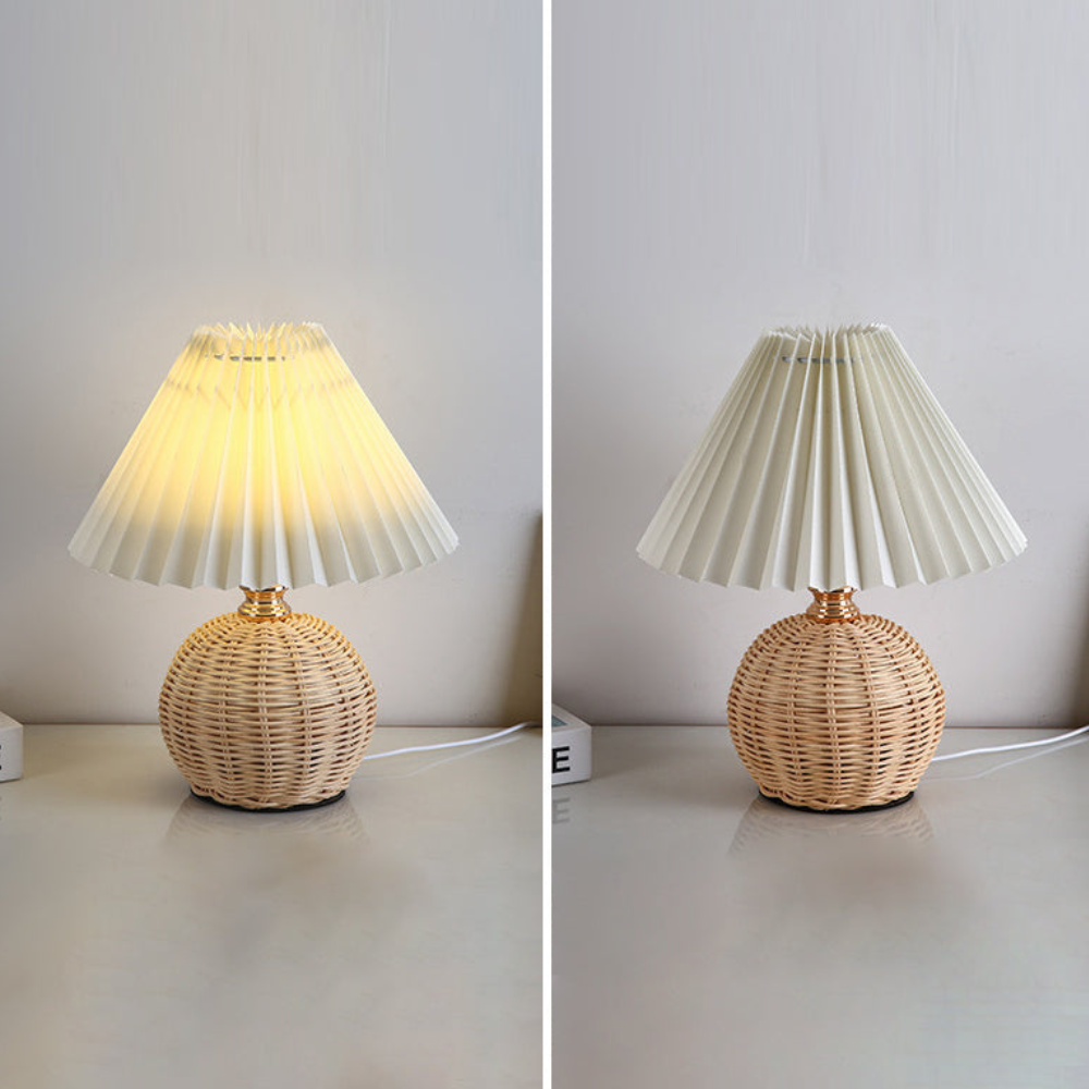 Moderne Tischlampe mit plissiertem Schirm – Nachttischlampe aus natürlichem Rattangeflecht