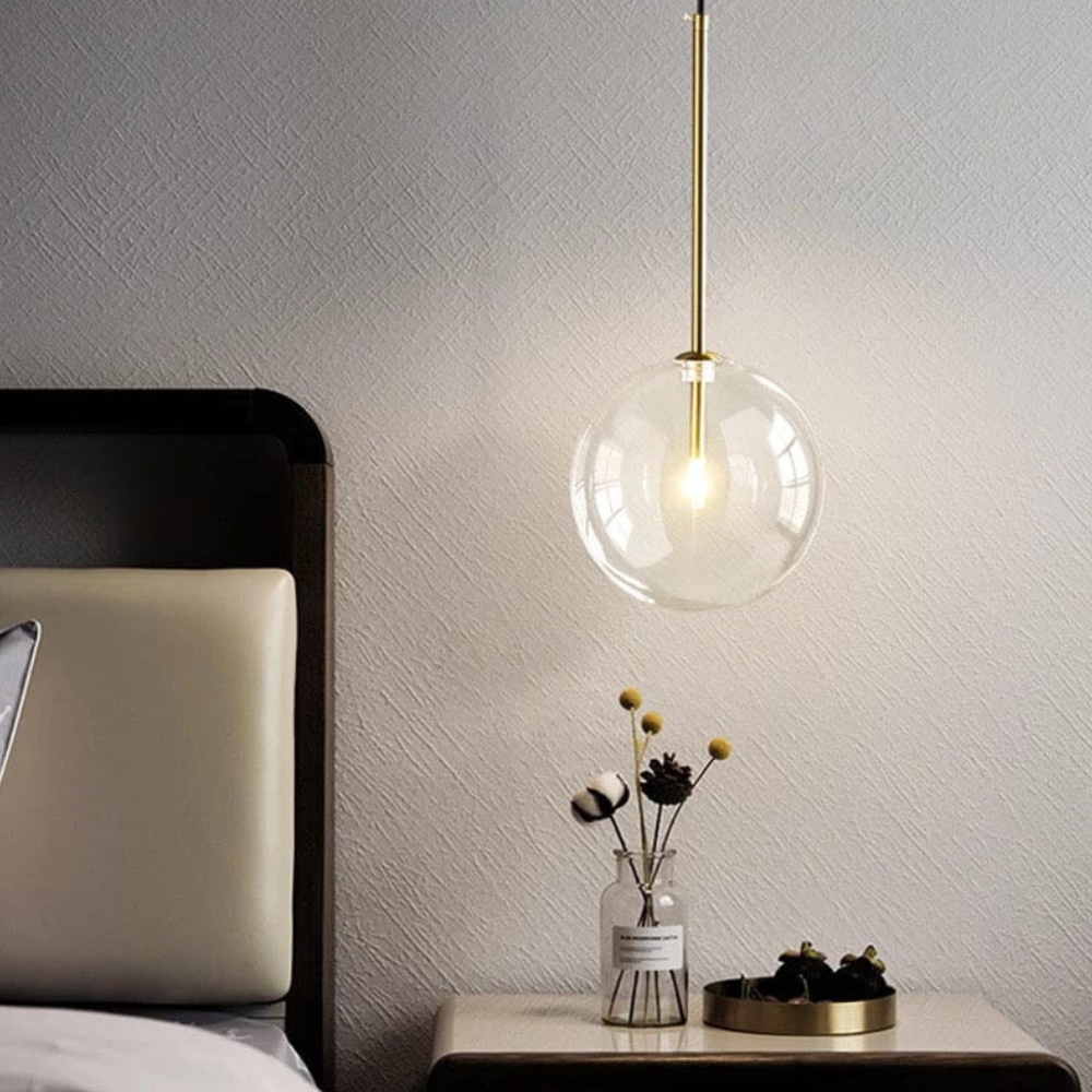 Klarer Glas-Kugelpendelleuchte mit Goldstab – Modern Skandinavisch