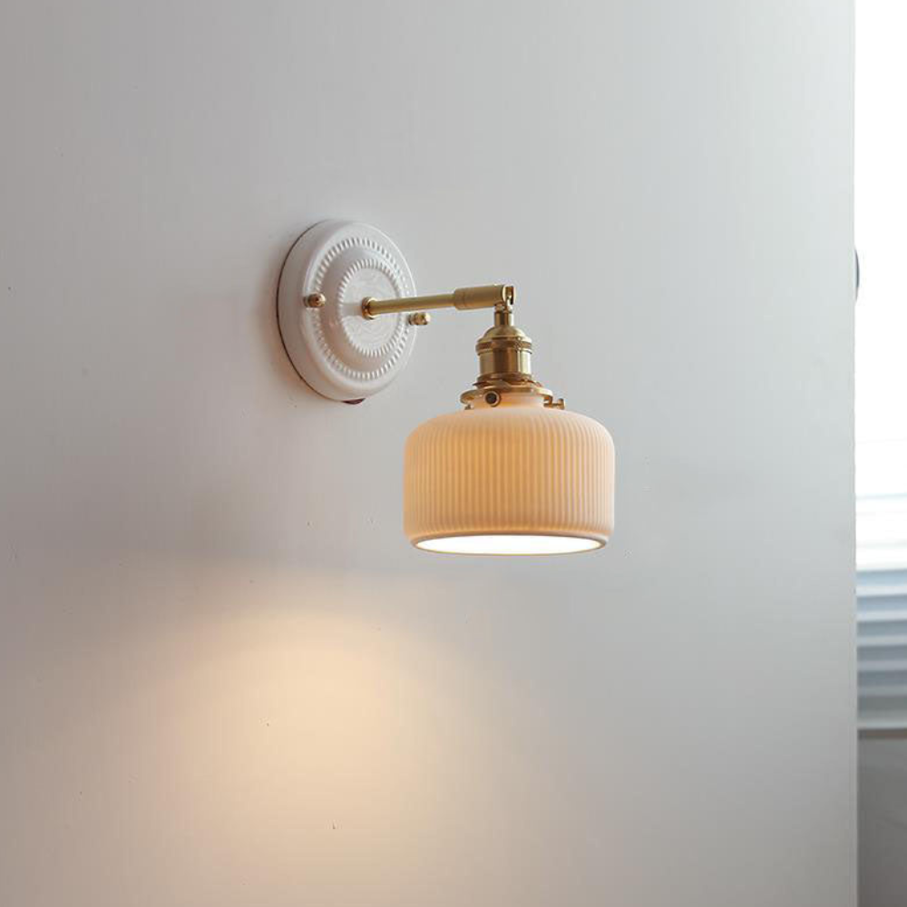 Moderne handgefertigte Keramik-Wandlampe – Japanischer Messing-Wandstrahler