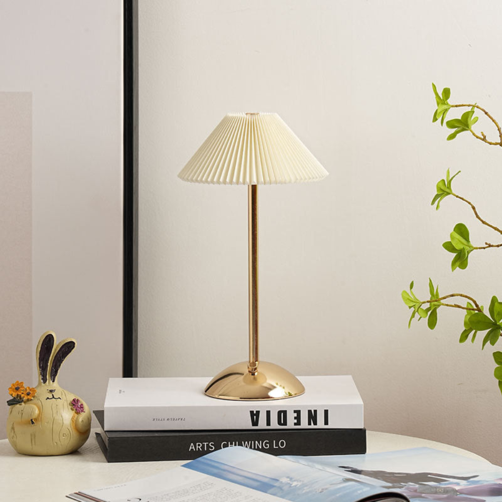 Lampe de bureau en métal avec abat-jour en tissu plissé scandinave, alimentée par USB
