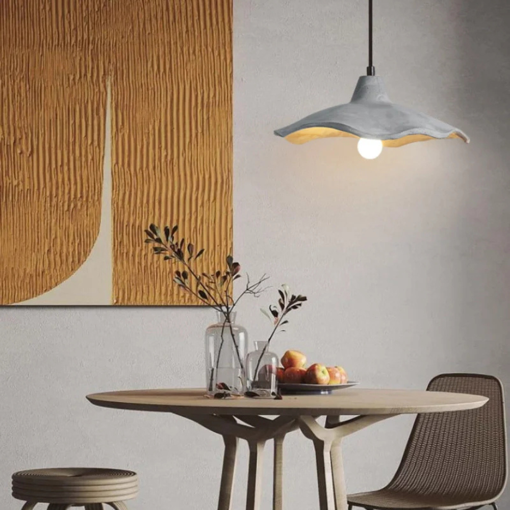 Pendelleuchte mit welligem Zementschirm – Modernes Wabi Sabi Grau
