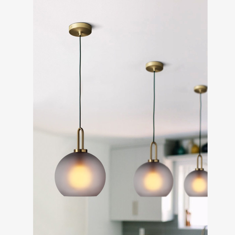 Globus- und Kapselglas-Hängeleuchte mit Messingbogen – Moderner Stil