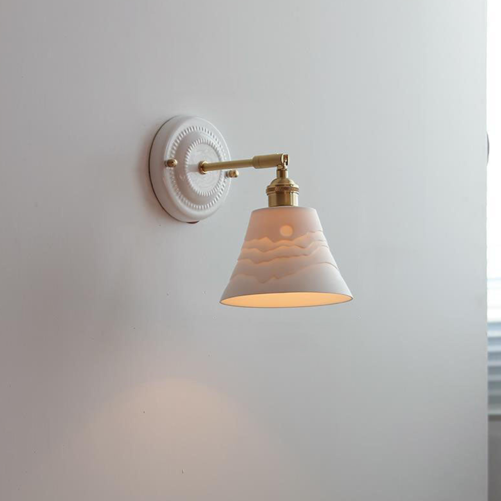 Moderne handgefertigte Keramik-Wandlampe – Japanischer Messing-Wandstrahler