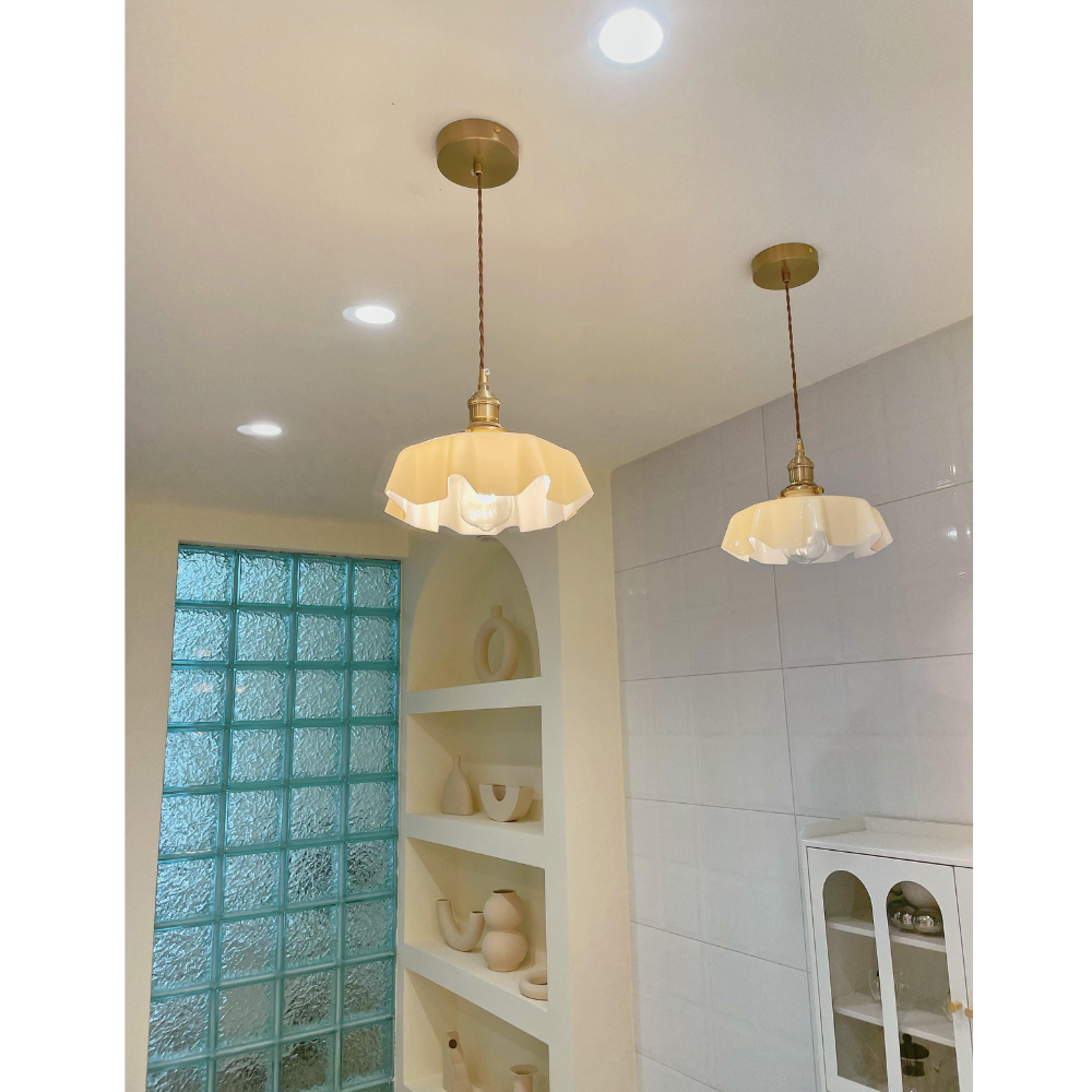 Scalloped Glass Pendant Light with Ruffled Shade - Vintage Floral Style