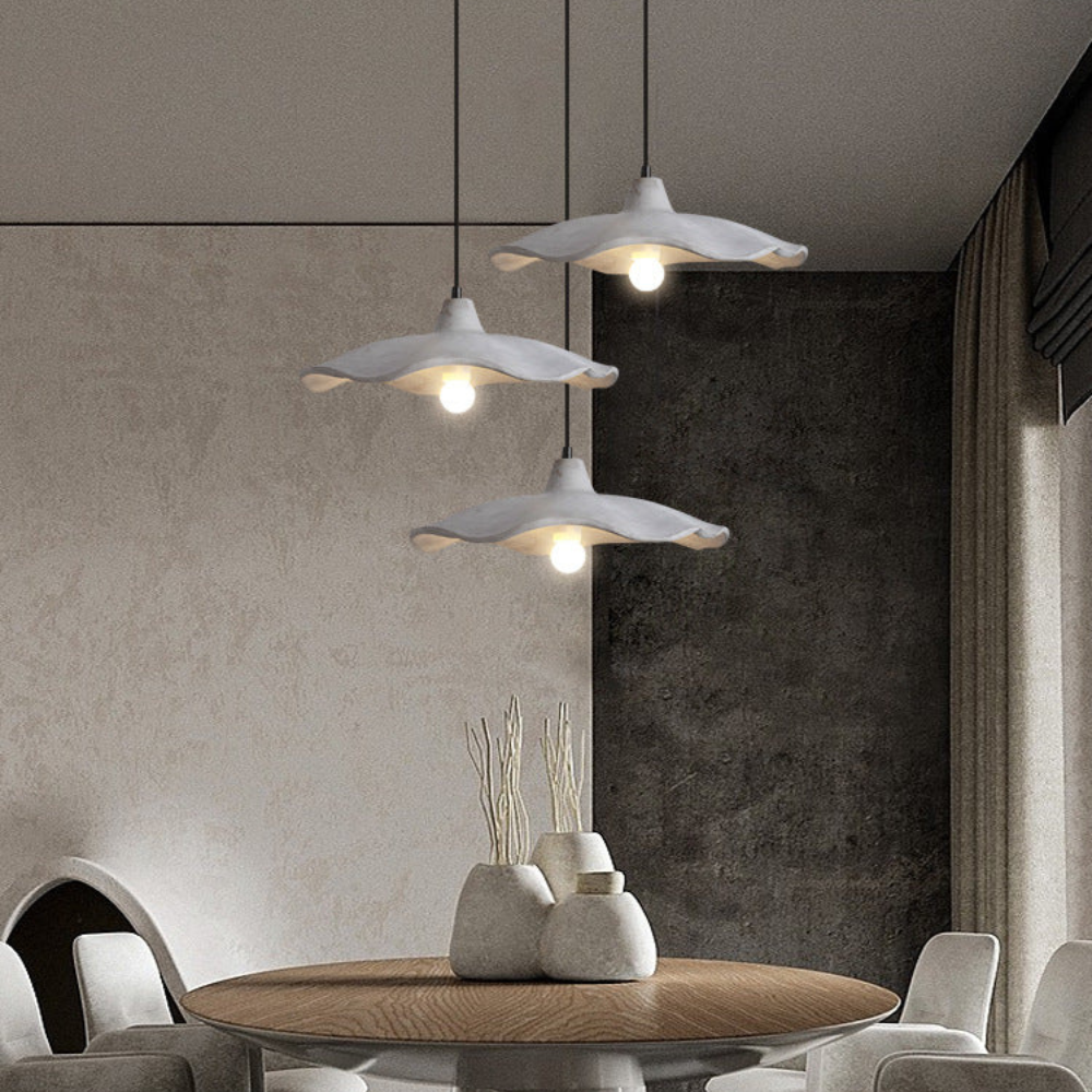 Pendelleuchte mit welligem Zementschirm – Modernes Wabi Sabi Grau