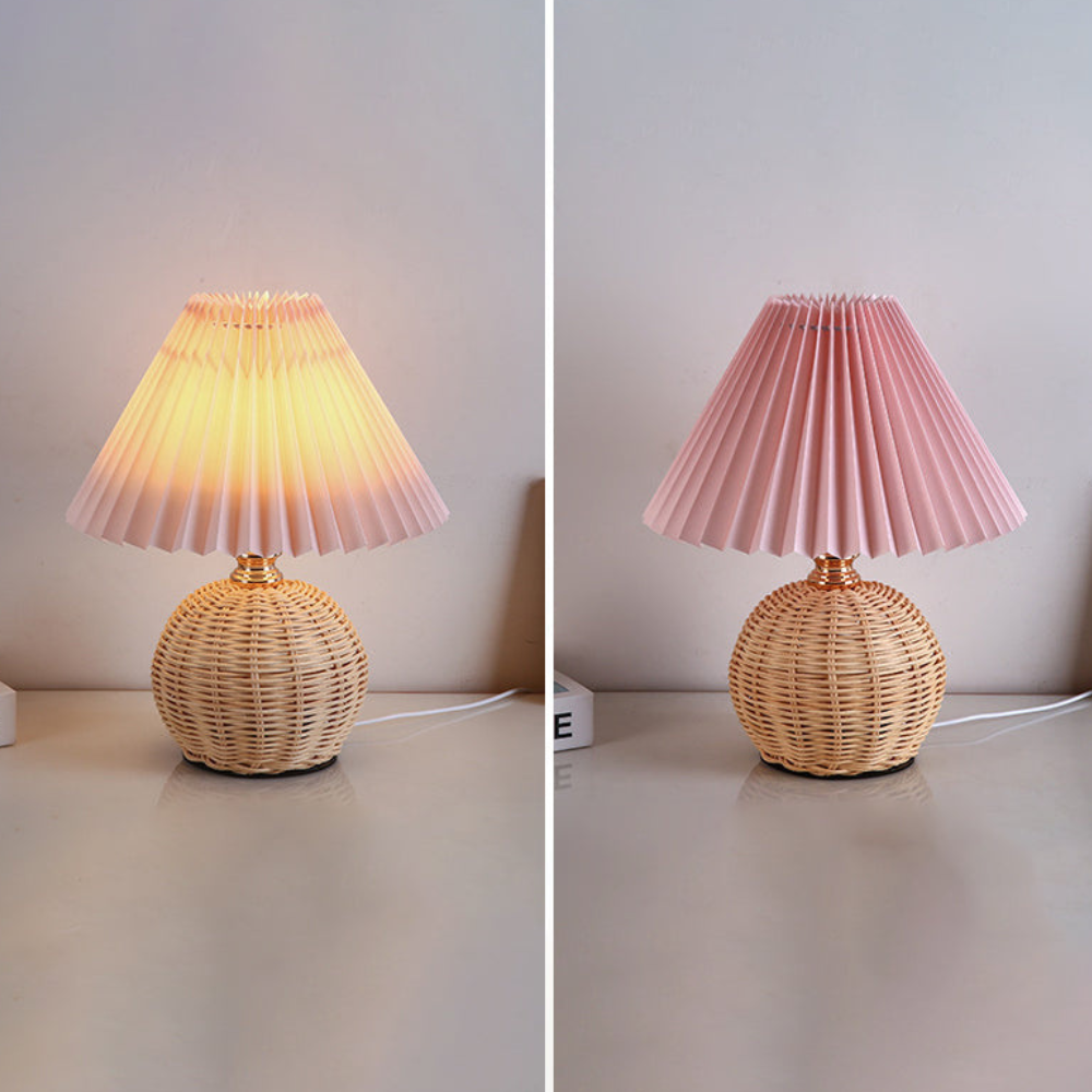 Moderne Tischlampe mit plissiertem Schirm – Nachttischlampe aus natürlichem Rattangeflecht