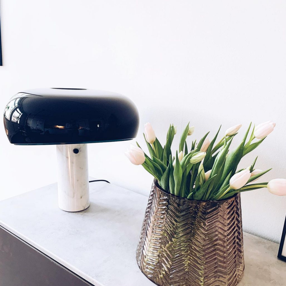 Architektonische Marmor-Basis-Akzentlampe – Minimalistische glänzende Steinsäulenleuchte