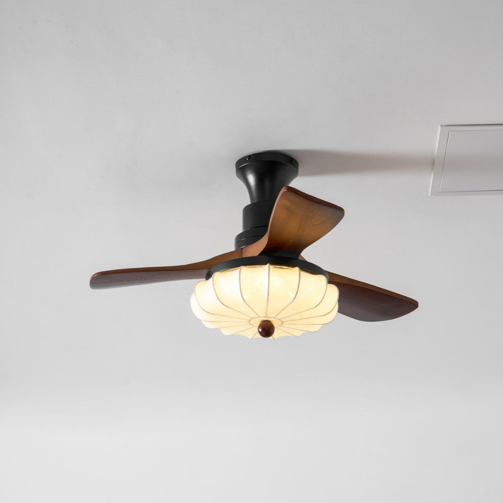Deckenventilator mit Licht und handgefertigtem Lotus-Schirm aus Stoff – ruhiger moderner Stil