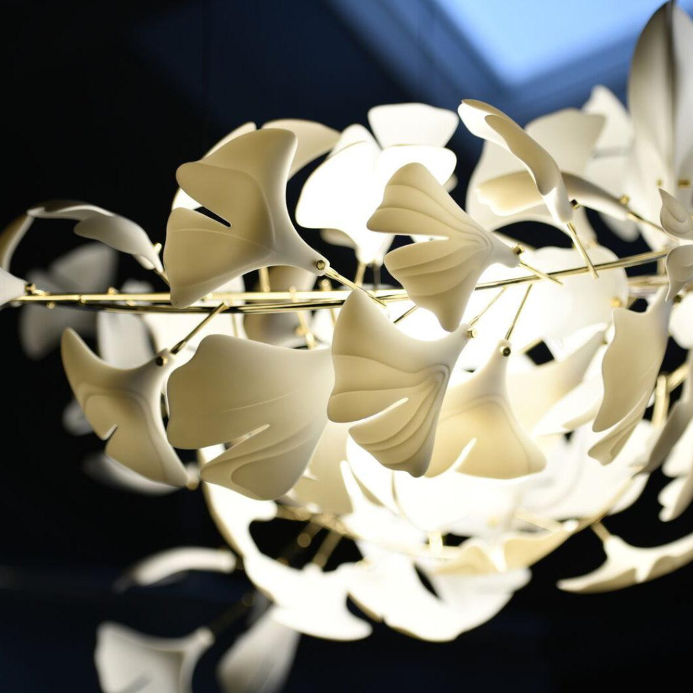 Linearer Esszimmer-Kronleuchter mit Keramik-Ginkgoblättern – Moderner Art Deco