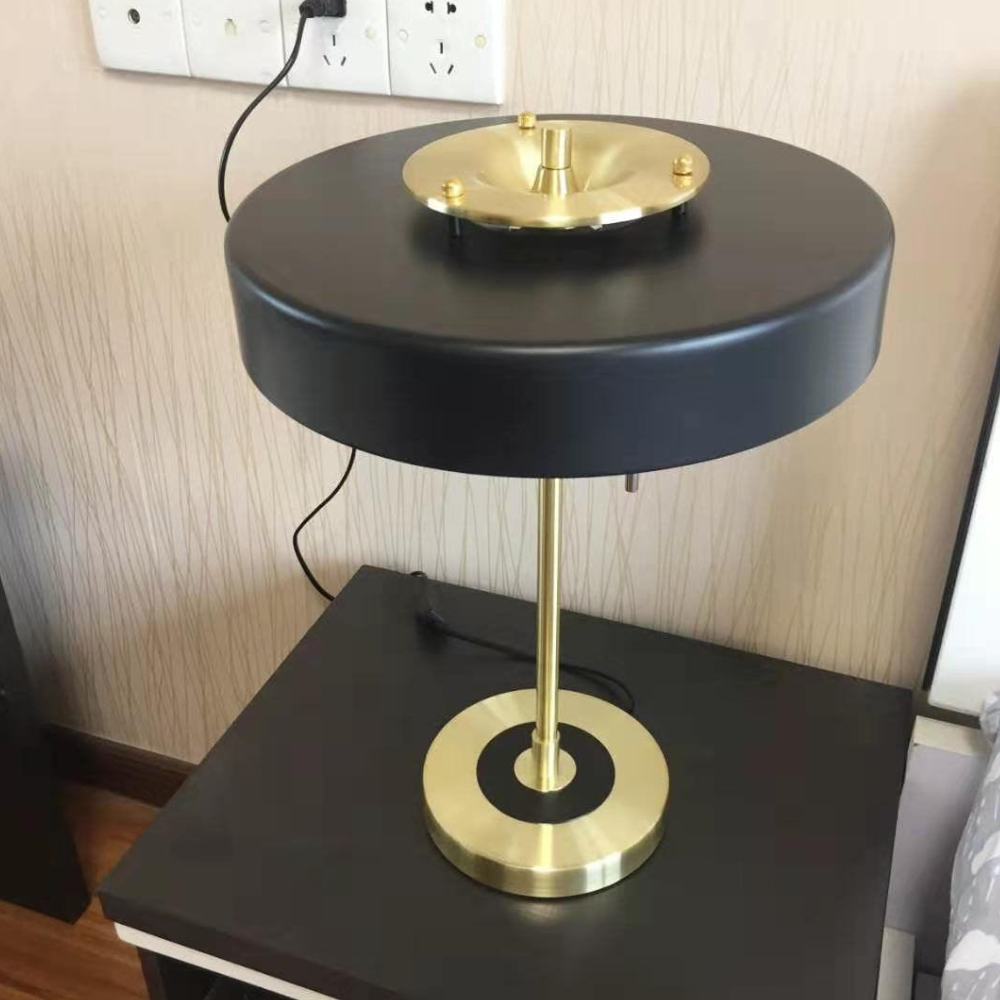 Tischlampe aus gesponnenem Metall mit Zugkette und Acryl-Diffusor – Industrial