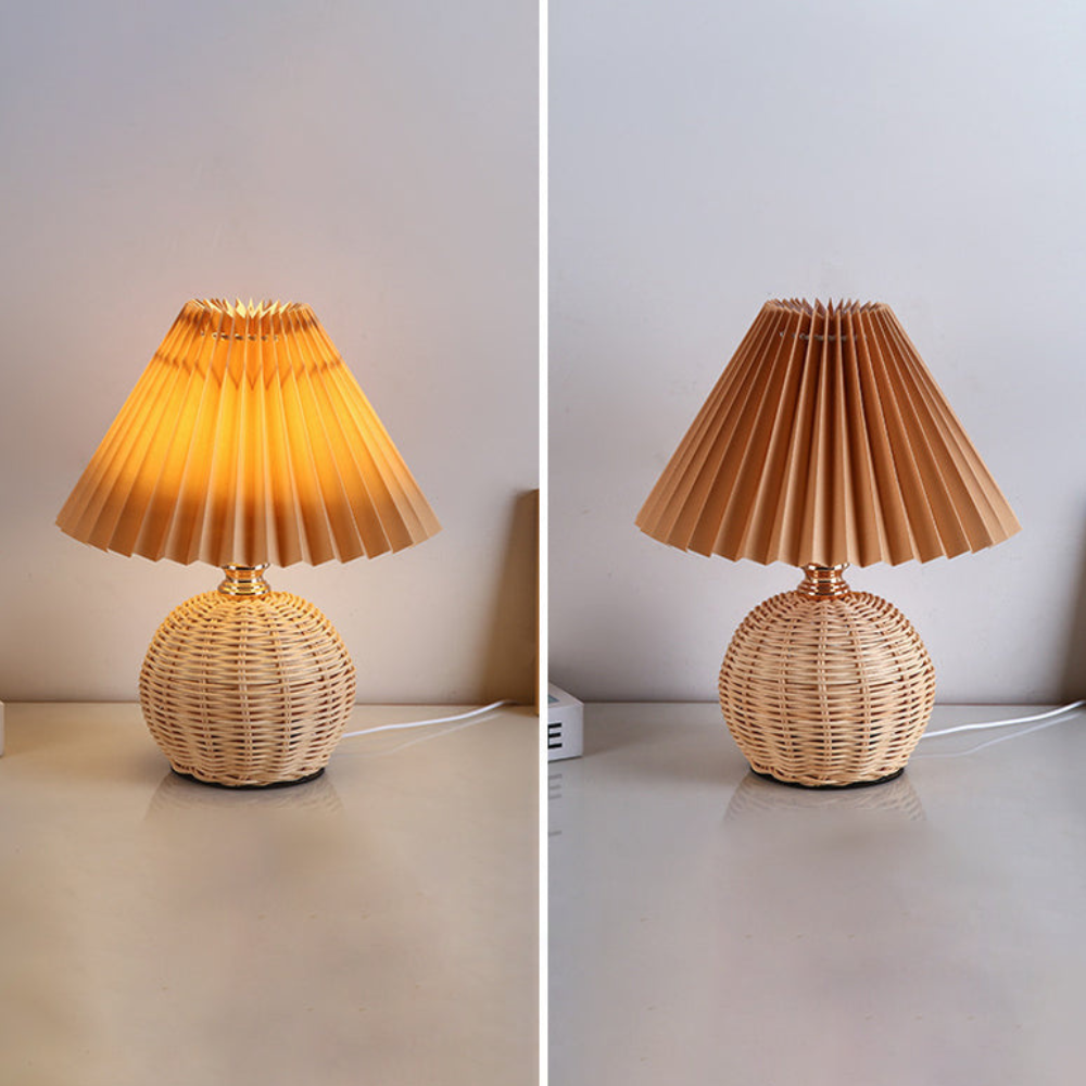 Moderne Tischlampe mit plissiertem Schirm – Nachttischlampe aus natürlichem Rattangeflecht