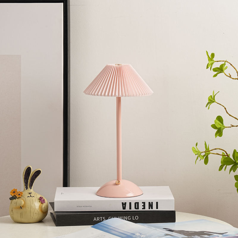 Lampe de bureau en métal avec abat-jour en tissu plissé scandinave, alimentée par USB