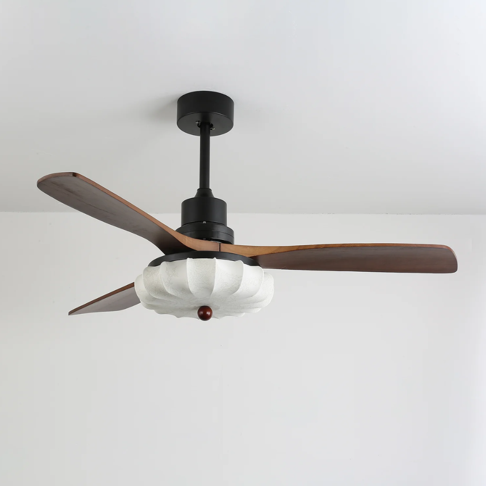 Deckenventilator mit Licht und handgefertigtem Lotus-Schirm aus Stoff – ruhiger moderner Stil