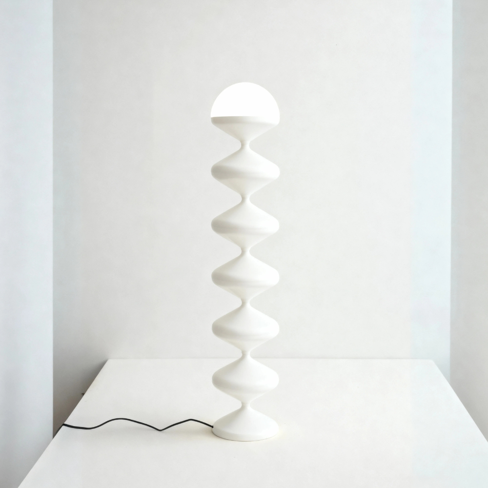 Moderne LED-Stehlampe mit gestapeltem Wellen-Glas – Mid-Century-Leuchte