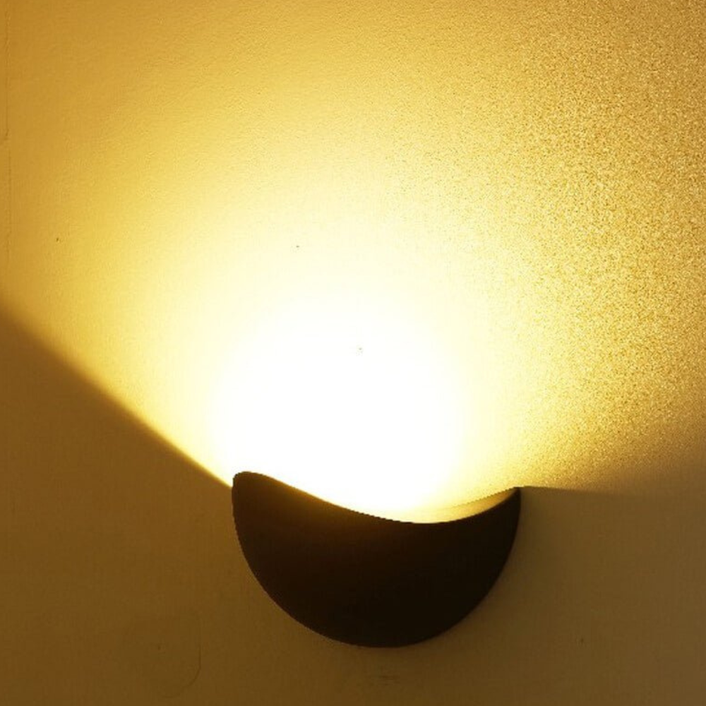 Minimalistische Innen- und Außen-Wandlampe in Halbmondform – Moderne halbkreisförmige Beleuchtung mit zwei Lichtquellen