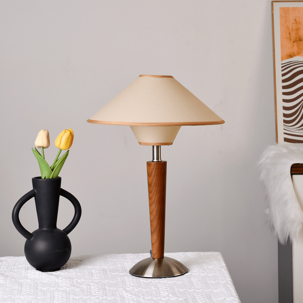 Lampe de table moderne à pied effilé du milieu du siècle avec abat-jour en tissu évasé