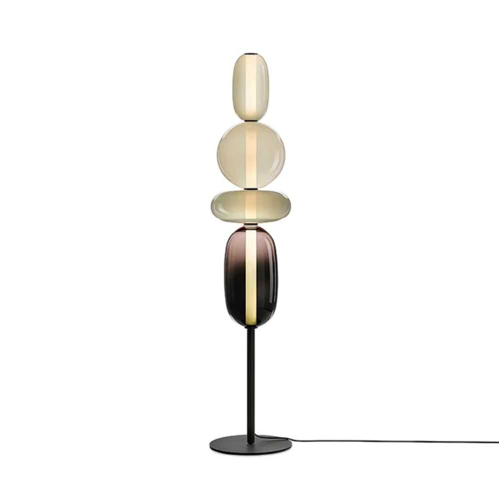 Moderne LED-Stehlampe mit gestapelten mundgeblasenen Glassteinchen und schlankem Metallstab