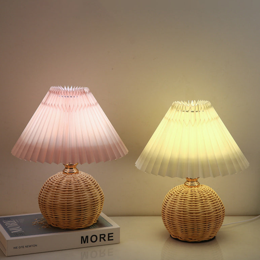 Moderne Tischlampe mit plissiertem Schirm – Nachttischlampe aus natürlichem Rattangeflecht